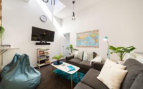 Central, Modern Loft Style Home - 2 Min Walk From Town