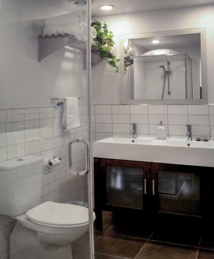 Central, Modern Loft Style Home - 2 Min Walk From Town Queenstown Exterior photo
